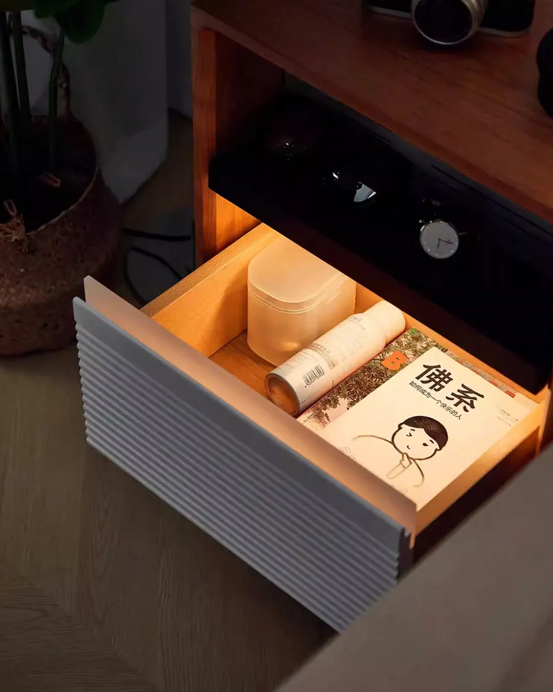 โต๊ะข้างเตียง มีไฟในตัว พร้อมลิ้นชักเก็บของ รุ่น Hisui - Image 7