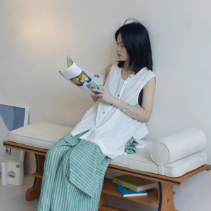 ม้านั่ง ชั้นวางของ และโต๊ะกาแฟไม้เนื้อแข็งสไตล์วินเทจ